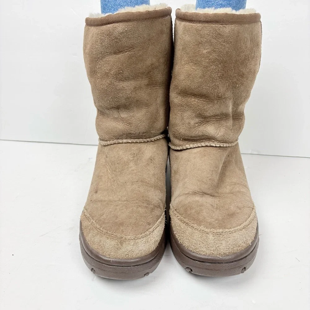 Ugg Tan Brown Short Sheepskin Winter Snow Boots Rubber Bottom Women’s size 8
